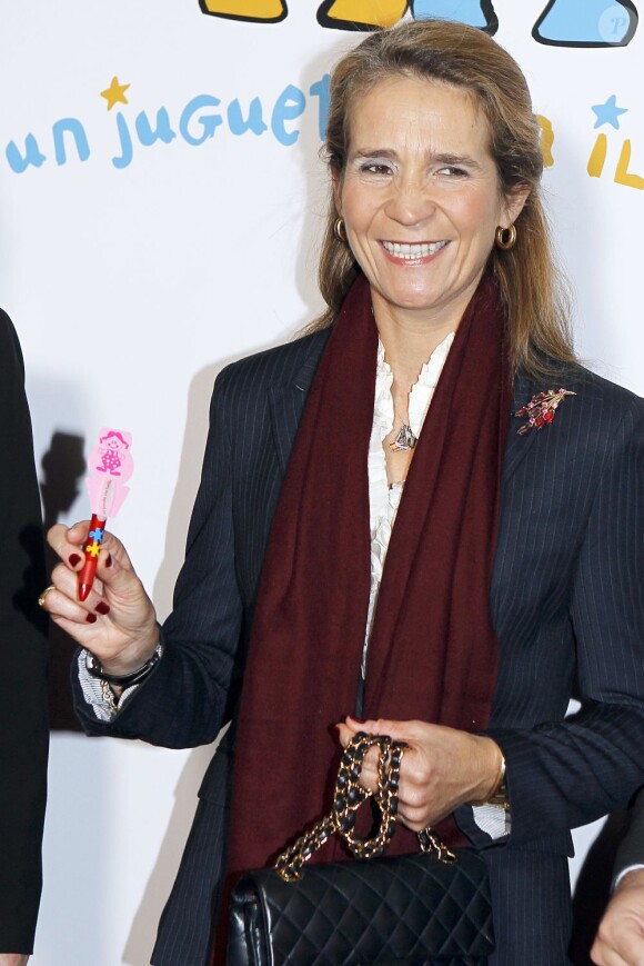 L'infante Elena d'Espagne présidait le 8 novembre 2012 à Madrid le lancement de la campagne caritative Un jouet, un rêve, dont elle est la présidente d'honneur.