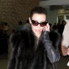 Exclusif - Kim Kardashian, tout de noir vêtue, débarque à l'aéroport de Miami. Le 12 novembre 2012.