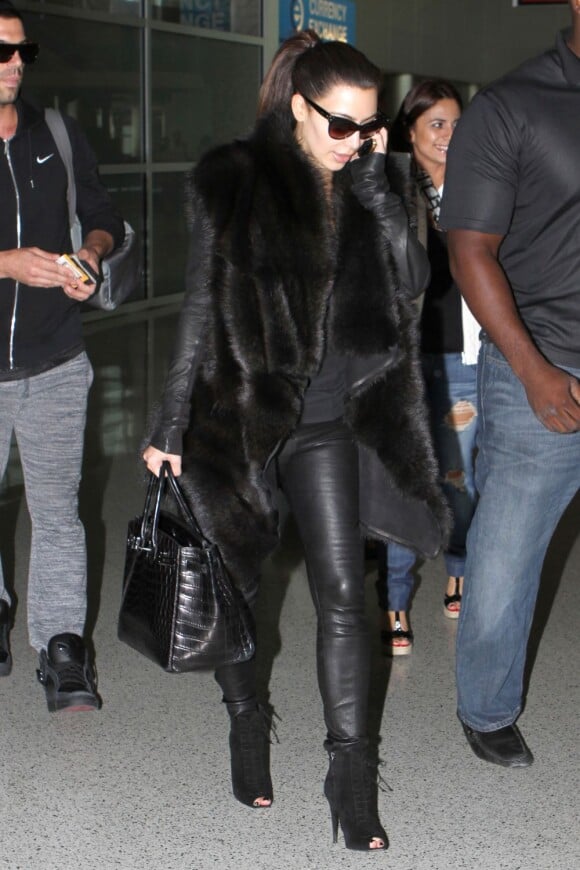 Exclusif - Kim Kardashian, tout de noir vêtue, débarque à l'aéroport de Miami. Le 12 novembre 2012.