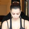 Exclusif - Kim Kardashian, arrivée à Miami, fait tomber le gilet en fourrure ! Le 12 novembre 2012.