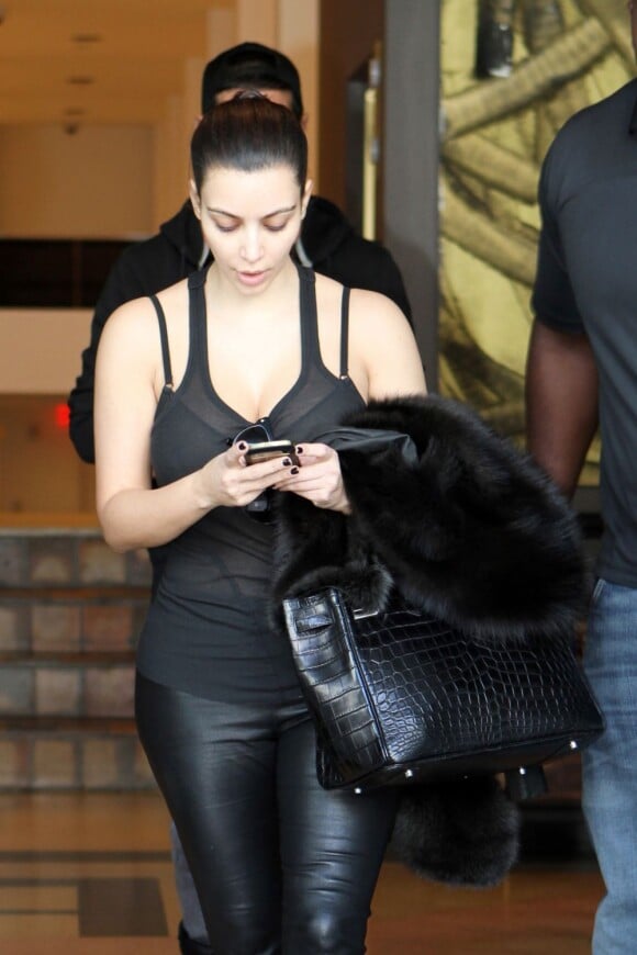 Exclusif - Kim Kardashian, arrivée à Miami, fait tomber le gilet en fourrure ! Le 12 novembre 2012.