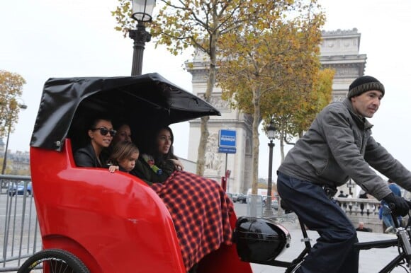 Kourtney Kardashian embarque pour une balade à vélo sur les Champs-Élysées avec son fils Mason et deux amies. Paris, le 13 novembre 2012.