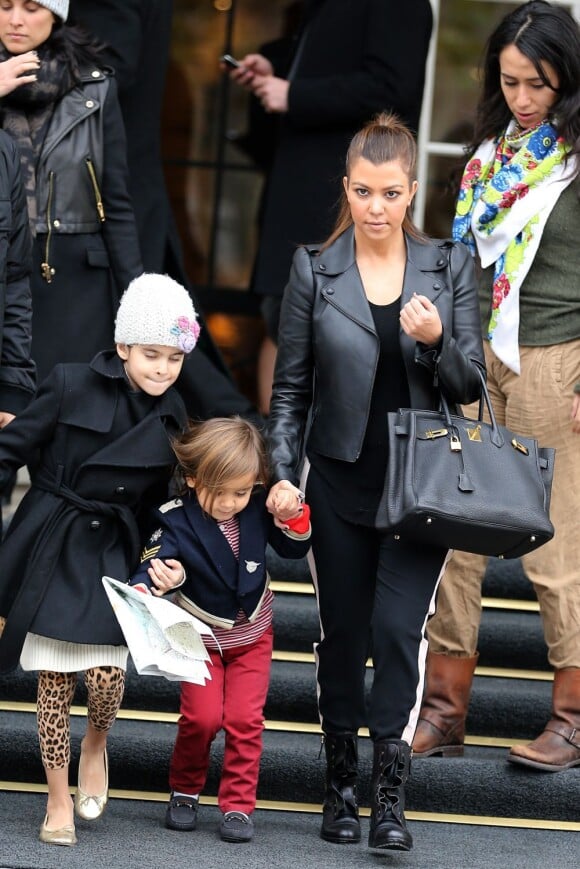 Kourtney Kardashian quitte son hôtel avec son fils Mason et son entourage. Paris, le 13 novembre 2012.