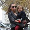 Kourtney Kardashian et son fils Mason se baladent à Paris. Le 13 novembre 2012.