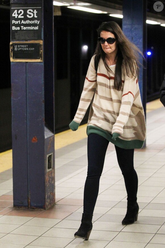 Katie Holmes, dans les couloirs du métro, se rend à Broadway le 14 novembre 2012.