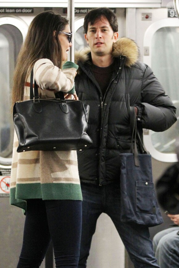 Katie Holmes se rend à Broadway en métro avec un bel inconnu le 14 novembre 2012.