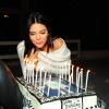 Kendall Jenner à sa soirée d'anniversaire pour ses 17 ans. Elle souffle les bougies. Le 11 novembre 2012.