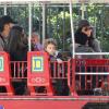 Sandra Bullock et son fils Louis, Camila Alves enceinte et ses enfants Levi et Vida, dans le petit train au parc d'attractions Storyland de la Nouvelle-Orléans, le 14 novembre 2012.
