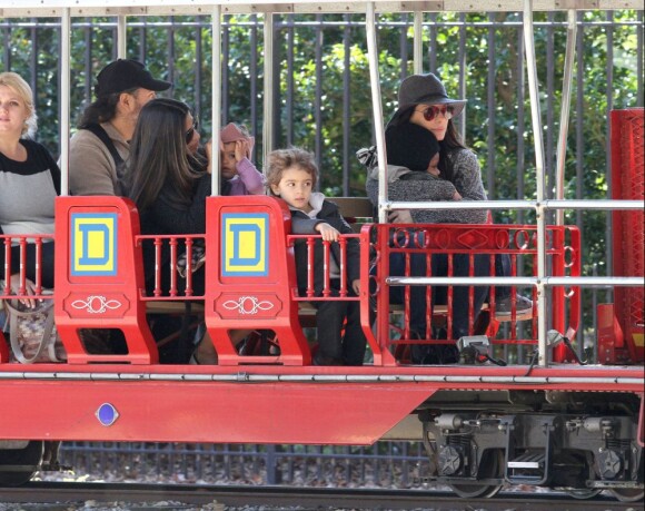 Sandra Bullock et son fils Louis, Camila Alves enceinte et ses enfants Levi et Vida, dans le petit train au parc d'attractions Storyland de la Nouvelle-Orléans, le 14 novembre 2012.