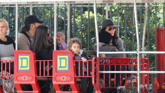 Sandra Bullock, Camila Alves enceinte, et leurs enfants au parc d'attractions