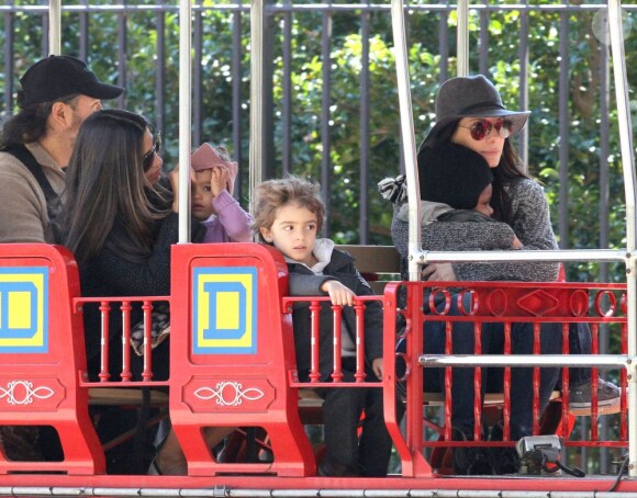 Sandra Bullock et son fils Louis, Camila Alves enceinte et ses enfants Levi et Vida, ont passé la journée au parc d'attractions Storyland de la Nouvelle-Orléans, le 14 novembre 2012.