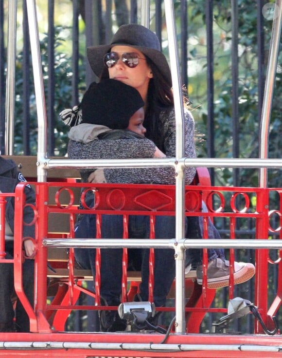 Sandra Bullock et son fils Louis ont passé la journée au parc d'attractions Storyland de la Nouvelle-Orléans, le 14 novembre 2012.