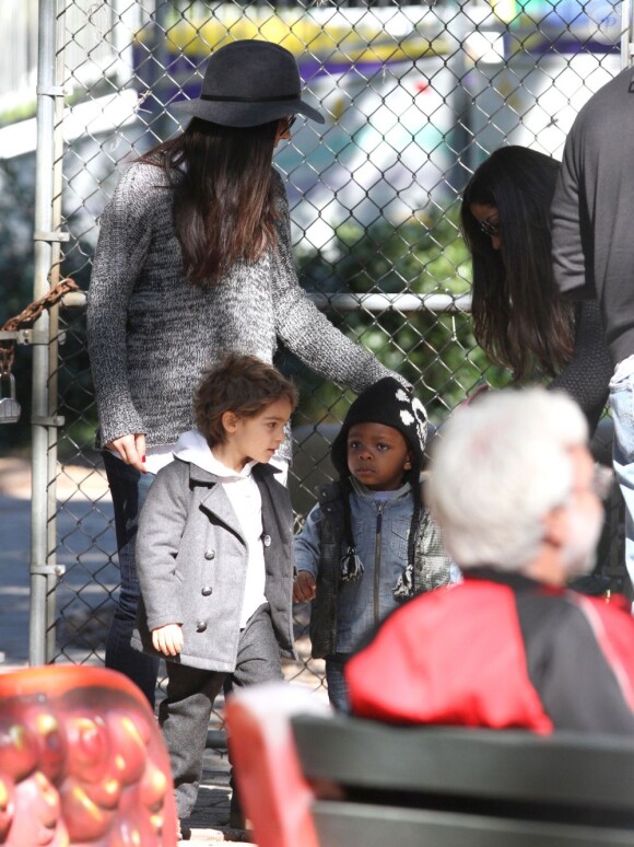 Sandra Bullock et son fils Louis, Camila Alves enceinte et ses enfants Levi et Vida, ont profité d'une journée au parc d'attractions Storyland de la Nouvelle-Orléans, le 14 novembre 2012.