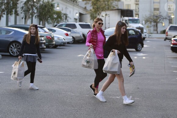 Lori Loughlin et ses adolescentes Isabella et Olivia ont fait des courses à Beverly Hills, le 14 novembre 2012.