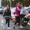 Lori Loughlin range ses courses avec ses filles Isabella et Olivia à Beverly Hills, le 14 novembre 2012.