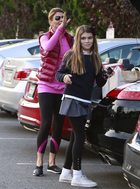 Lori Loughlin et ses magnifiques filles Isabella et Olivia ont fait des courses à Beverly Hills, le 14 novembre 2012.