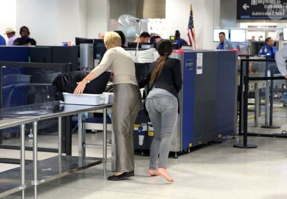 Kim Kardashian passe le contrôle des bagages à l'aéroport international de Miami, le 15 novembre 2012.