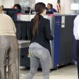 Kim Kardashian arrive à l'aéroport international de Miami afin de s'envoler pour la Caroline du Nord et assister au bal des Marines, le 15 novembre 2012.