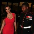Kim Kardashian sublime en robe Rolan Mouret au bal des Marines.