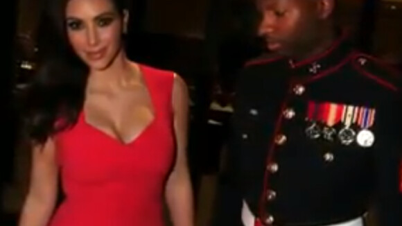 Kim Kardashian, glamour et sexy, elle fait le bonheur d'un soldat américain