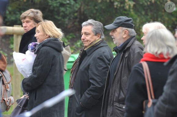Marie-Anne Chazel, Christian Clavier et Gérard Jugnot lors de l'inhumation définitive de Tsilla Chelton dans le cimetière du Père-Lachaise à Paris le 16 Novembre 2012