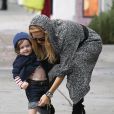 Rachel Zoe rhabille son fils Skyler à Beverly Hills le 17 novembre 2012.