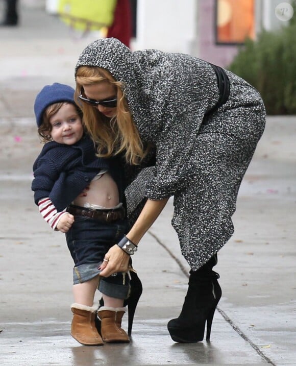 Rachel Zoe rhabille son fils Skyler à Beverly Hills le 17 novembre 2012.