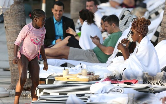 La petite Mercy James au bord de la piscine de son hôtel de Miami.