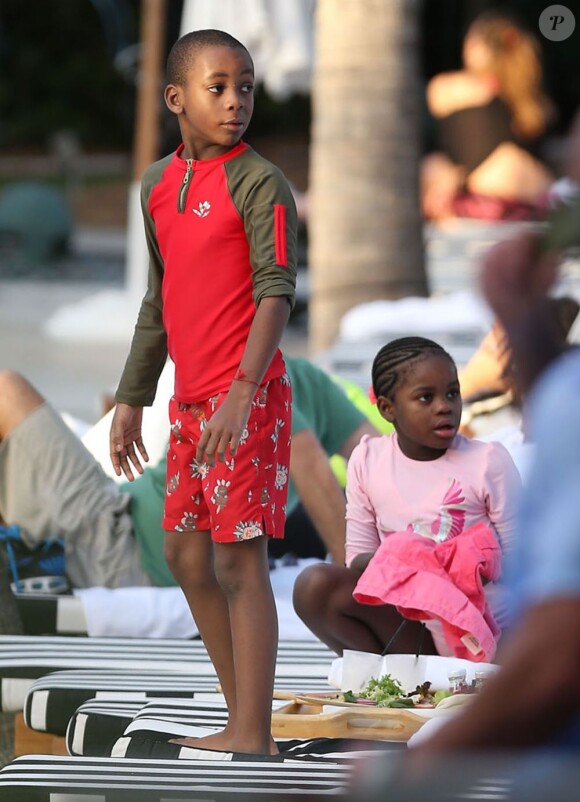 Les enfants de Madonna, David Ritchie et Mercy James, dans leur hôtel à Miami, le 18 novembre 2012.