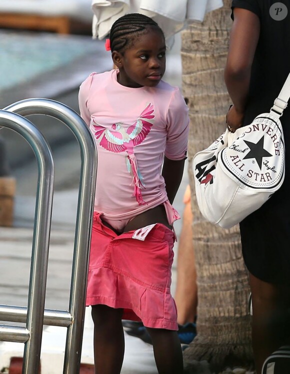 La petite Mercy James au bord de la piscine de son hôtel de Miami.
