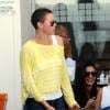 Charlize Theron, crâne rasé de sortie au Café Caprice de Cape Town, le 16 novembre 2012.