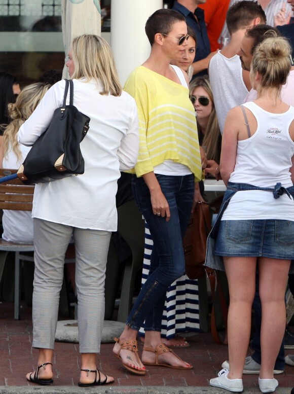 Charlize Theron et sa mère Gerda sortent du Café Caprice de Cape Town (Afrique du Sud), le 16 novembre 2012.