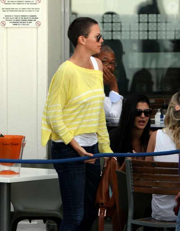 Charlize Theron Café Caprice de Cape Town (Afrique du Sud), le 16 novembre 2012.