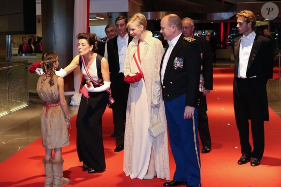 Le prince Albert et la princesse Charlene de Monaco arrivent avec la princesse Caroline et ses fils Andrea et Pierre Casiraghi au Forum Grimaldi pour l'opéra de Puccini La Fianciulla del West lors de la soirée de gala de la Fête nationale à Monaco le 19 novembre 2012.