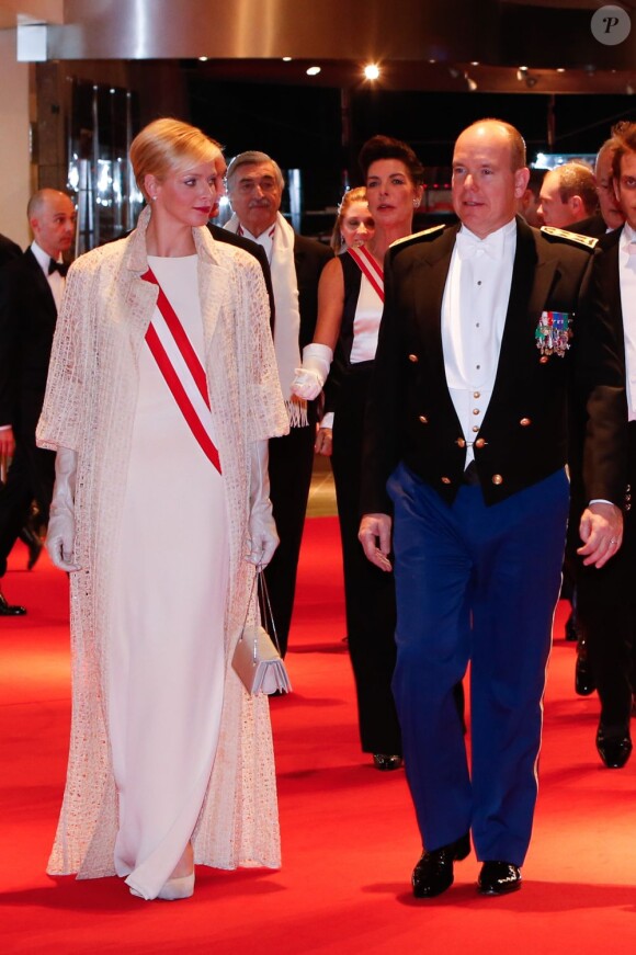 Le prince Albert et la princesse Charlene de Monaco, portant les insignes de Grand-Croix de l'Ordre de Saint-Charles reçus au Forum Grimaldi pour l'opéra de Puccini La Fianciulla del West lors de la soirée de gala de la Fête nationale à Monaco le 19 novembre 2012.