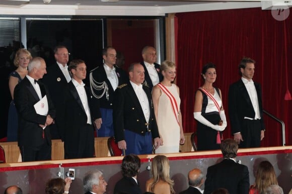 Pierre Casiraghi, le prince Albert de Monaco, la princesse Charlene, la princesse Caroline et Andrea Casiraghi dans la loge princière au Forum Grimaldi pour l'opéra de Puccini La Fianciulla del West lors de la soirée de gala de la Fête nationale à Monaco le 19 novembre 2012.
