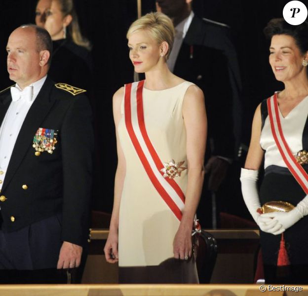 Le prince Albert et la princesse Charlene de Monaco étaient accompagnés de la princesse Caroline de Hanovre et ses fils Andrea et Pierre Casiraghi au Forum Grimaldi pour l'opéra de Puccini La Fianciulla del West lors de la soirée de gala de la Fête nationale à Monaco le 19 novembre 2012.
