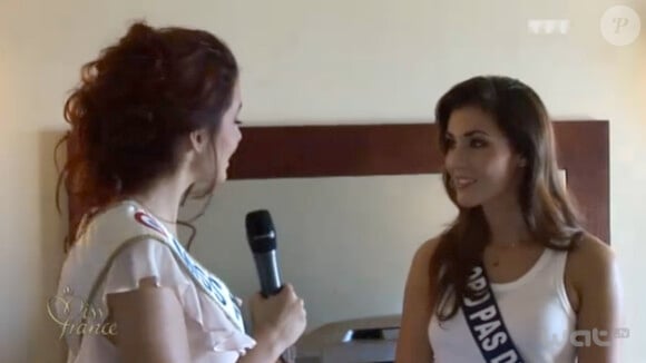 Delphine Wespiser pose des questions à Miss Nord Pas de Calais lors de leur séjour à l'île Maurice pour Miss France 2013 en novembre 2012