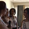 La jolie Delphine Wespiser, Miss France 2012, questionne Miss Normandie lors de leur séjour à l'île Maurice pour Miss France 2013 en novembre 2012