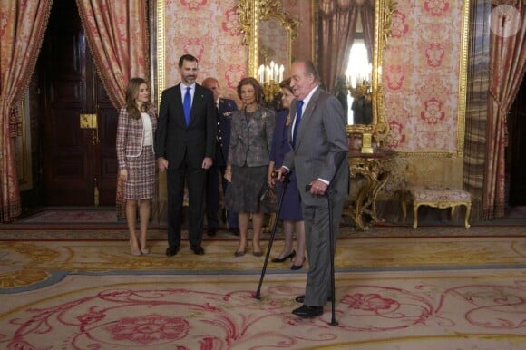 Le roi Juan Carlos Ier, à béquilles, la reine Sofia, le prince Felipe et la princesse Letizia d'Espagne recevaient au palais de la Zarzuela, le 19 novembre 2012, la présidente du Brésil Dilma Rousseff.