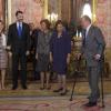 Le roi Juan Carlos Ier d'Espagne, à béquilles, la reine Sofia, le prince Felipe et la princesse Letizia recevaient au palais de la Zarzuela, le 19 novembre 2012, la présidente du Brésil Dilma Rousseff.