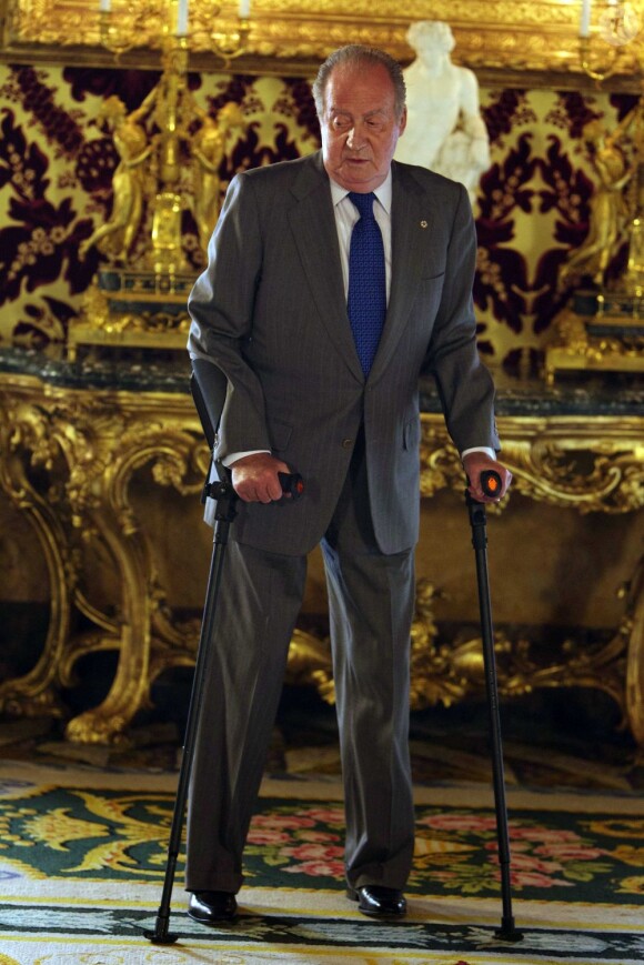 Le roi Juan Carlos Ier d'Espagne - à béquilles en attendant une nouvelle opération de la hanche -, la reine Sofia, le prince Felipe et la princesse Letizia recevaient au palais de la Zarzuela, le 19 novembre 2012, la présidente du Brésil Dilma Rousseff.