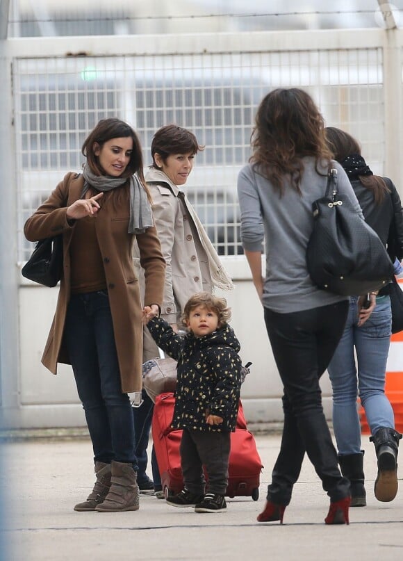 Penélope Cruz et son fils Leonado lors de leur arrivée à l'aéroport du Bourget près de Paris le 24 octobre 2012