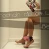 Afin de faire la promotion de son titre Les divas du dancing, Lorie a posté le 20 novembre 2012 sur son son compte Facebook une étrange photo d'une femme assise sur des toilettes.