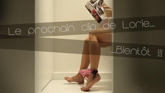 Afin de faire la promotion de son titre Les divas du dancing, Lorie a posté le 20 novembre 2012 sur son son compte Facebook une étrange photo d'une femme assise sur des toilettes.