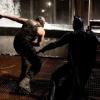 Une nouvelle image du féroce combat que se livrent Bane et Batman, vu des coulisses.