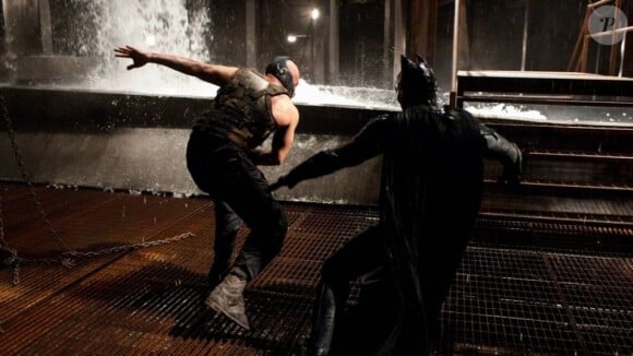 Une nouvelle image du féroce combat que se livrent Bane et Batman, vu des coulisses.