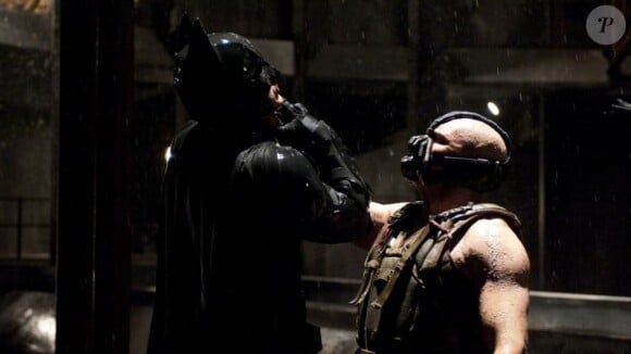 Tom Hardy et Christian Bale se livrent un combat sans merci, filmé sous la direction de Christopher Nolan pour The Dark Knight Rises.