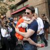 Tom Cruise sort de son hôtel new-yorkais avec Suri dans les bras, le 17 juillet 2012.