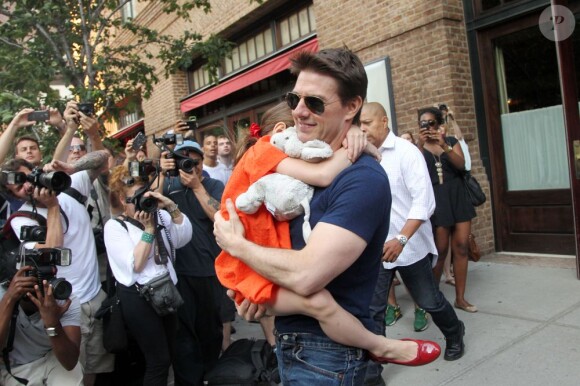 Tom Cruise sort de son hôtel new-yorkais avec Suri dans les bras, le 17 juillet 2012.